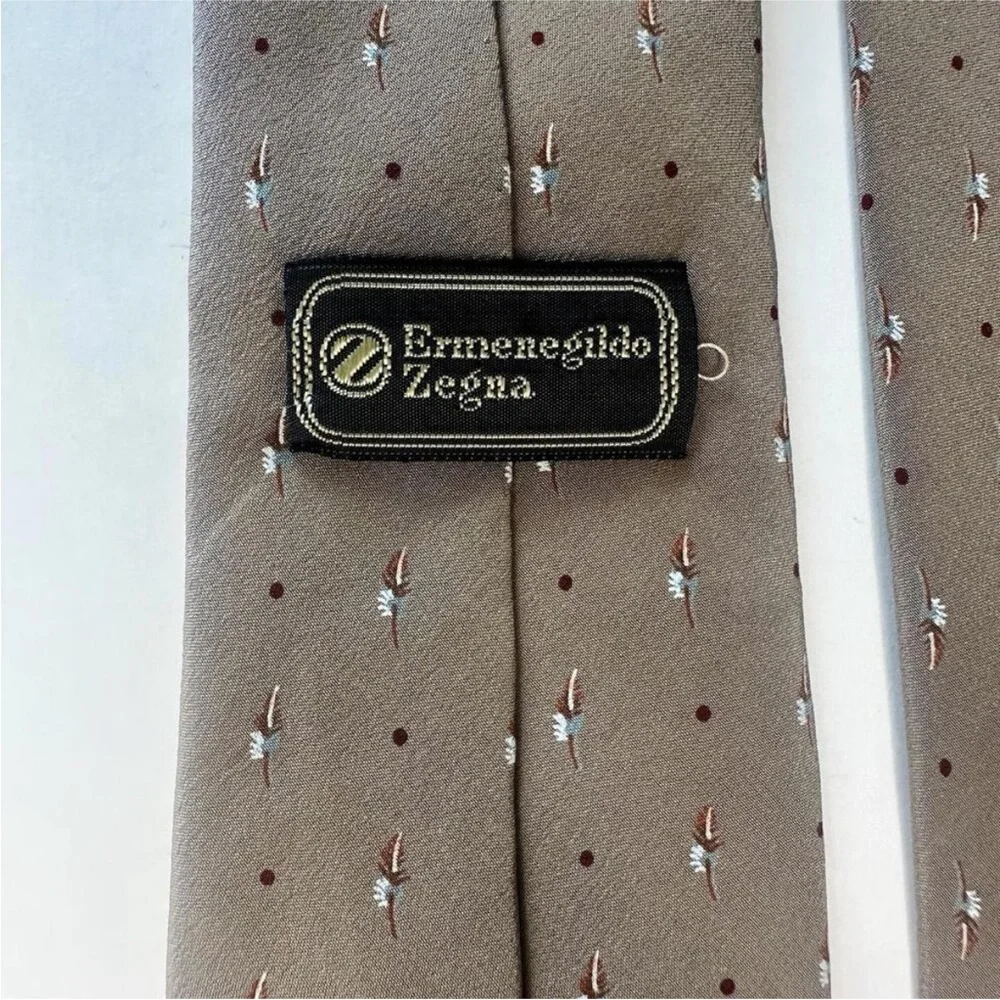 Vintage ERMENEGILDO ZEGNA Painted Taupe w Feathers Classic Silk Tie, 3”